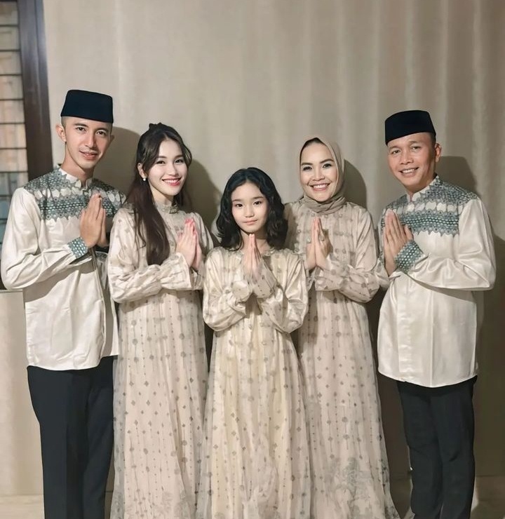 Foto keluarga Ayu Ting Ting (Instagram)