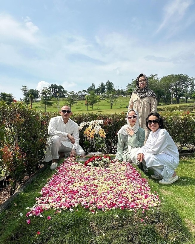 BCL berziarah ke makam Ashraf Sinclair bersama Tiko Aryawarhana (Instagram)