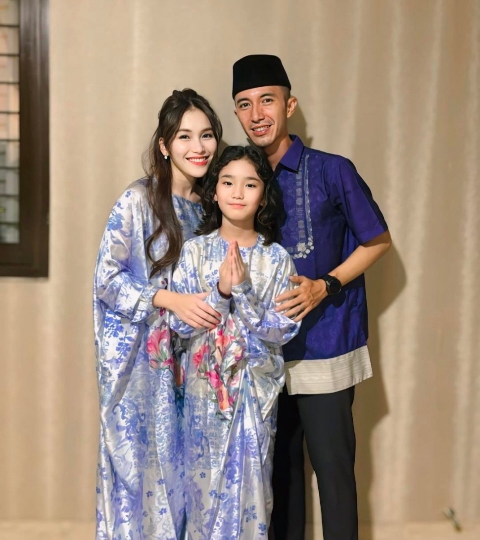 Foto Lebaran Ayu Ting Ting dan Muhammad Fardana (Instagram)