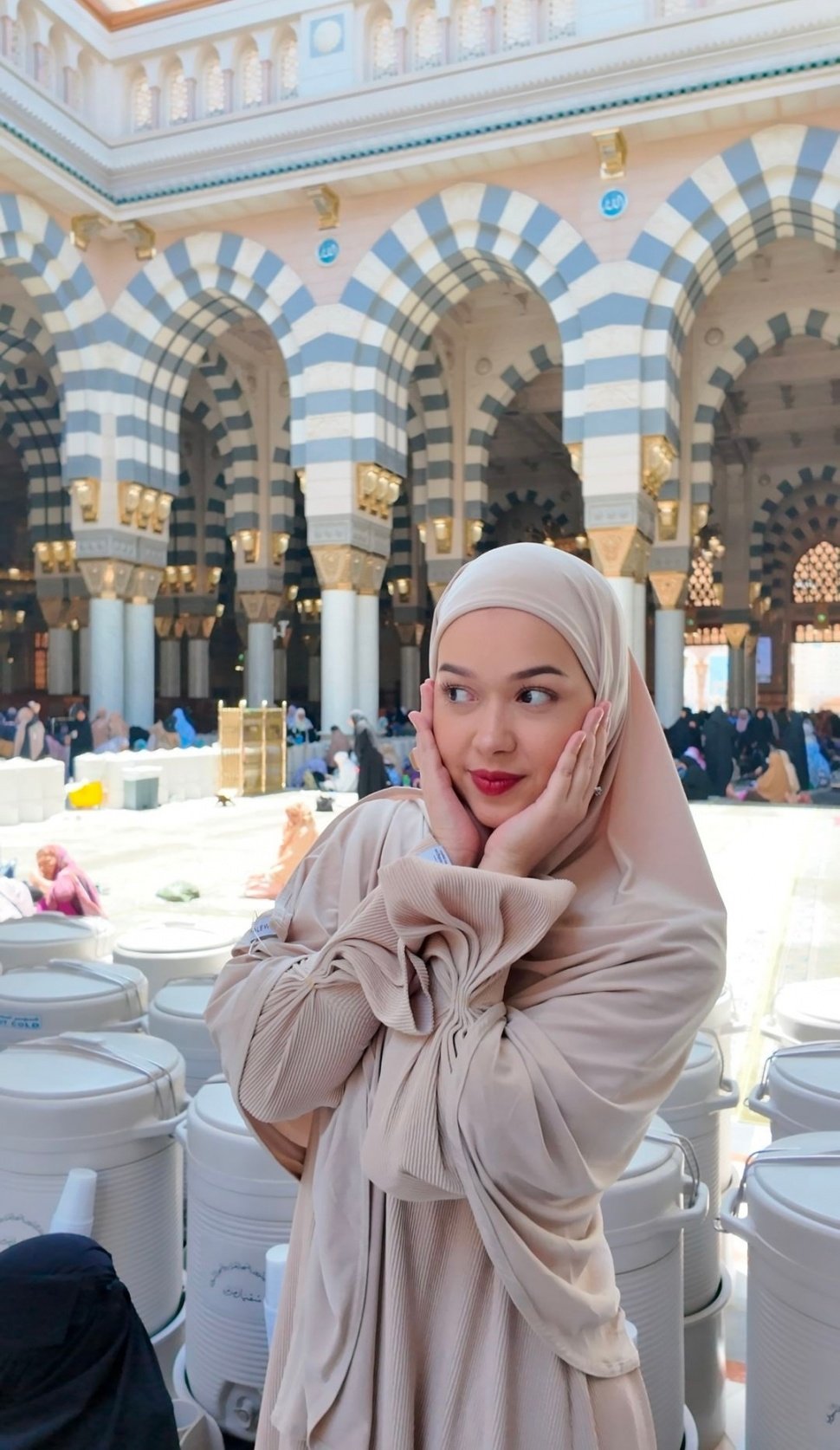 Potret Cantik Rebecca Klopper Berhijab Saat Umroh (Instagram)