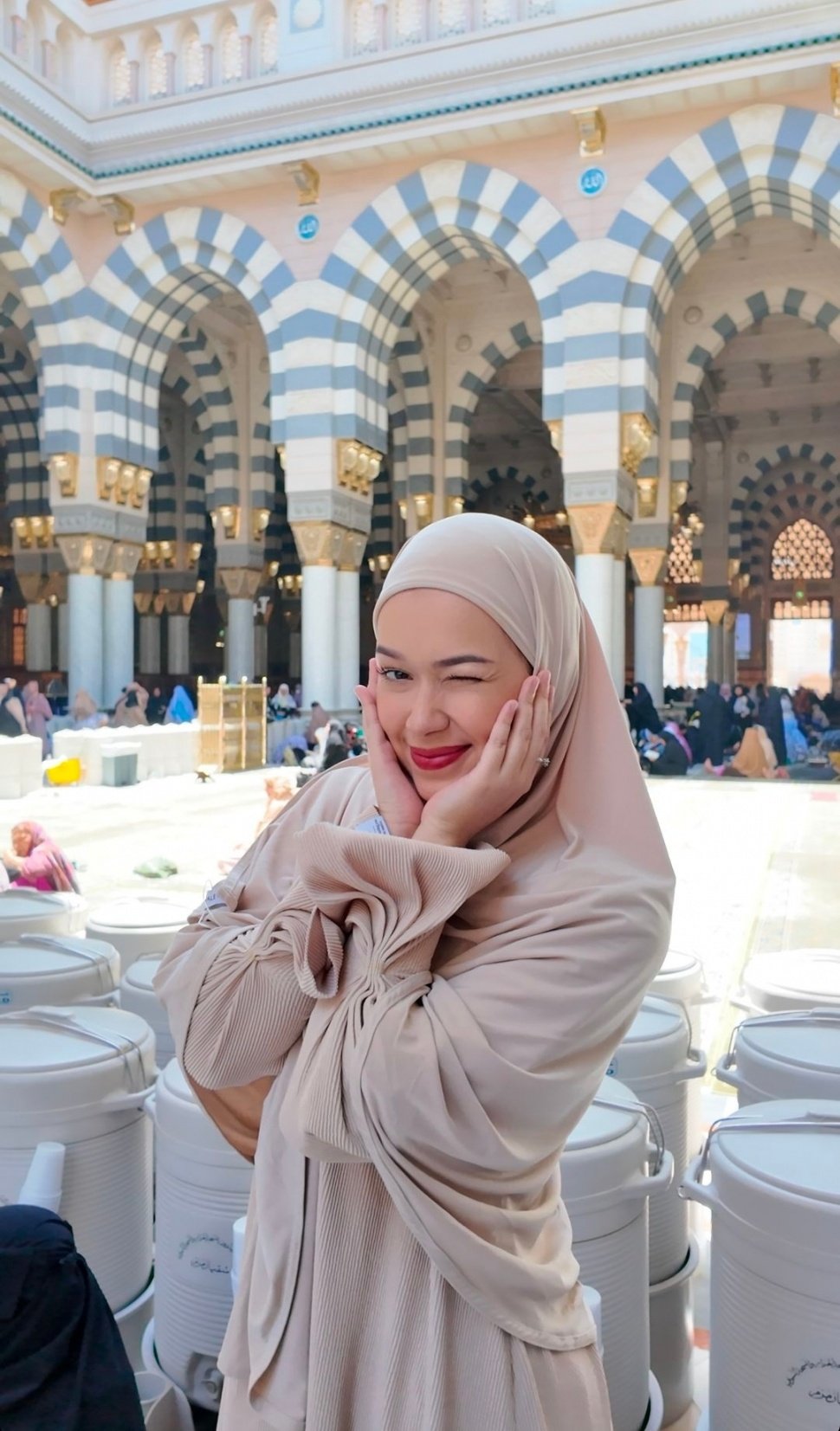 Potret Cantik Rebecca Klopper Berhijab Saat Umroh (Instagram)