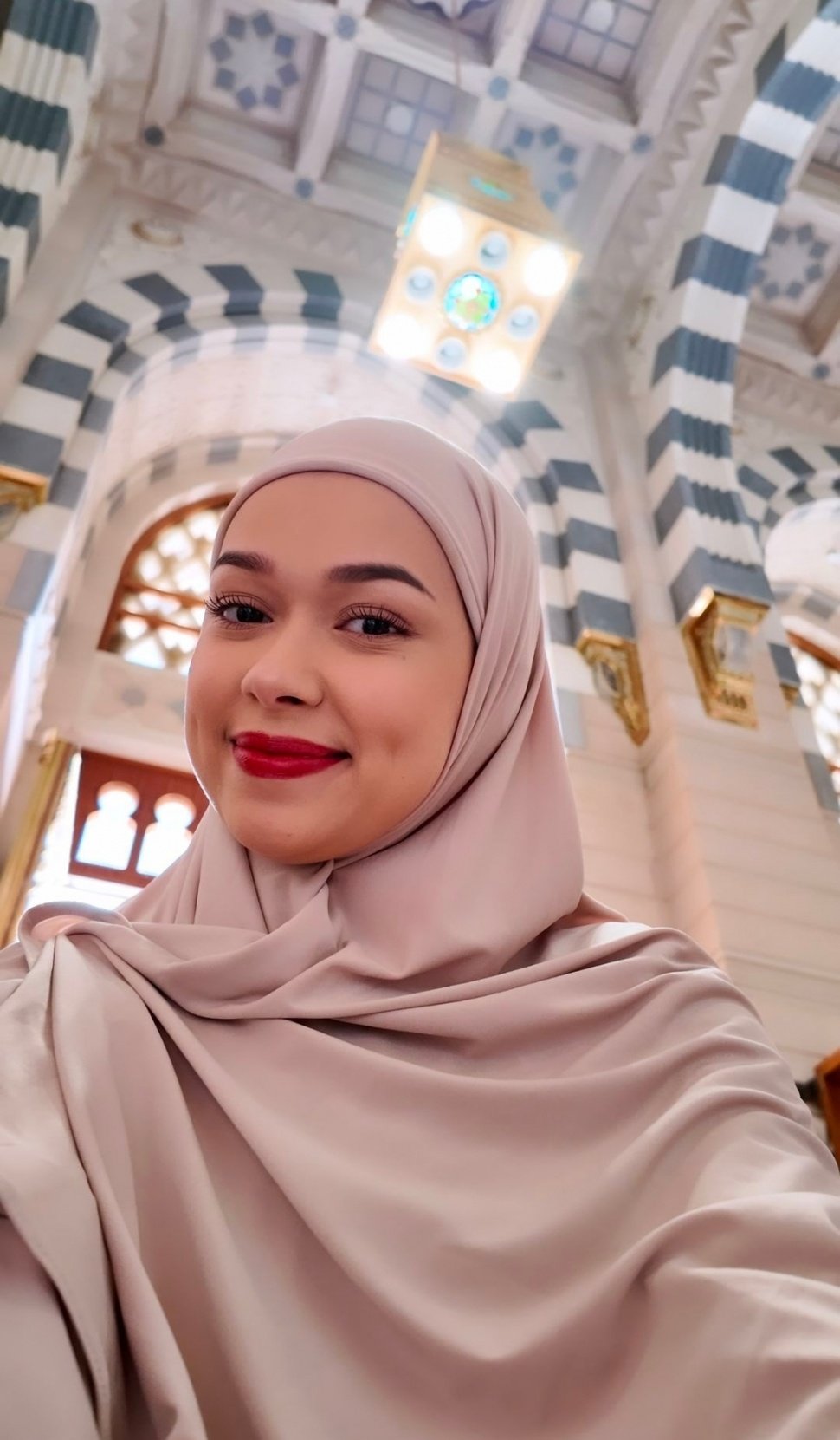 Potret Cantik Rebecca Klopper Berhijab Saat Umroh (Instagram)