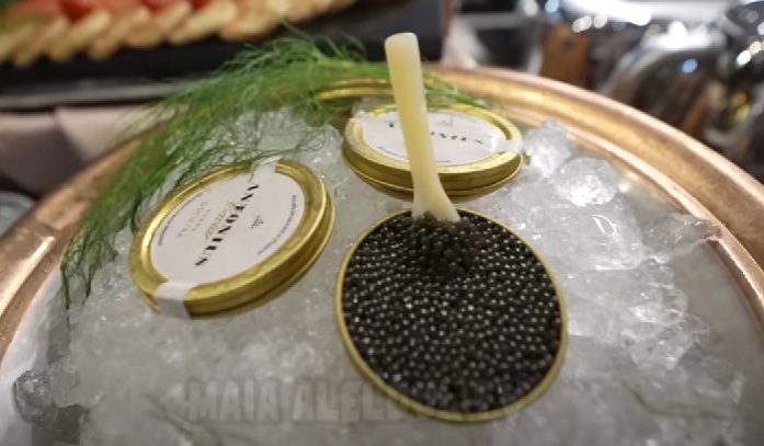 Maia Estianty suguhkan caviar saat halal bi halal. (YouTube/Maia AlElDul TV)