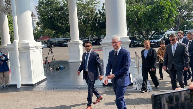 CEO Apple Tim Cook tiba di kompleks Istana Kepresidenan Jakarta. Rabu (17/4/2024). (Suara.com/Novian)