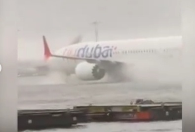 Detik-detik pesawat terjang banjir di bandara Dubai [tangkapanlayar]