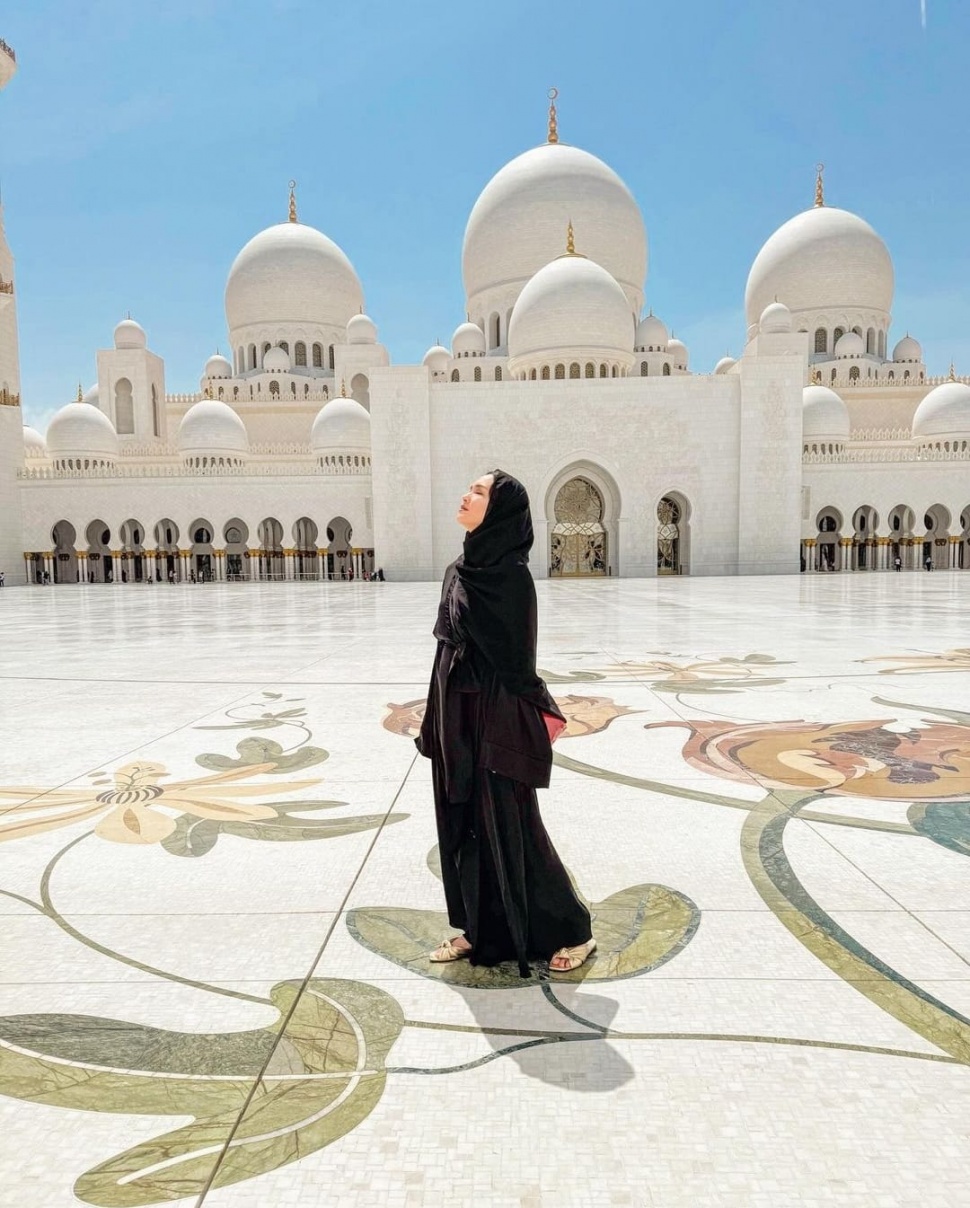 Shandy Aulia Berhijab di Masjid Sheikh Zayed Abu Dhabi. (Instagram/@shandyaulia)
