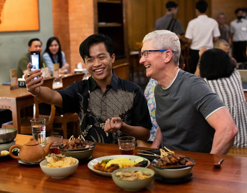 Tim Cook tiba di Jakarta dan menyantap sate ayam. (x/tim_cook)