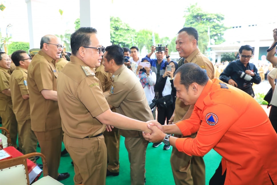 Penjabat (Pj) Gubernur Jawa Timur (Jatim), Adhy Karyono bersama seluruh pegawai di lingkungan Pemprov Jatim menggelar acara halal bihalal di halaman kantor Sekretariat Daerah Provinsi Jatim, Selasa, (16/4/2024). (Dok: Pemprov Jatim)