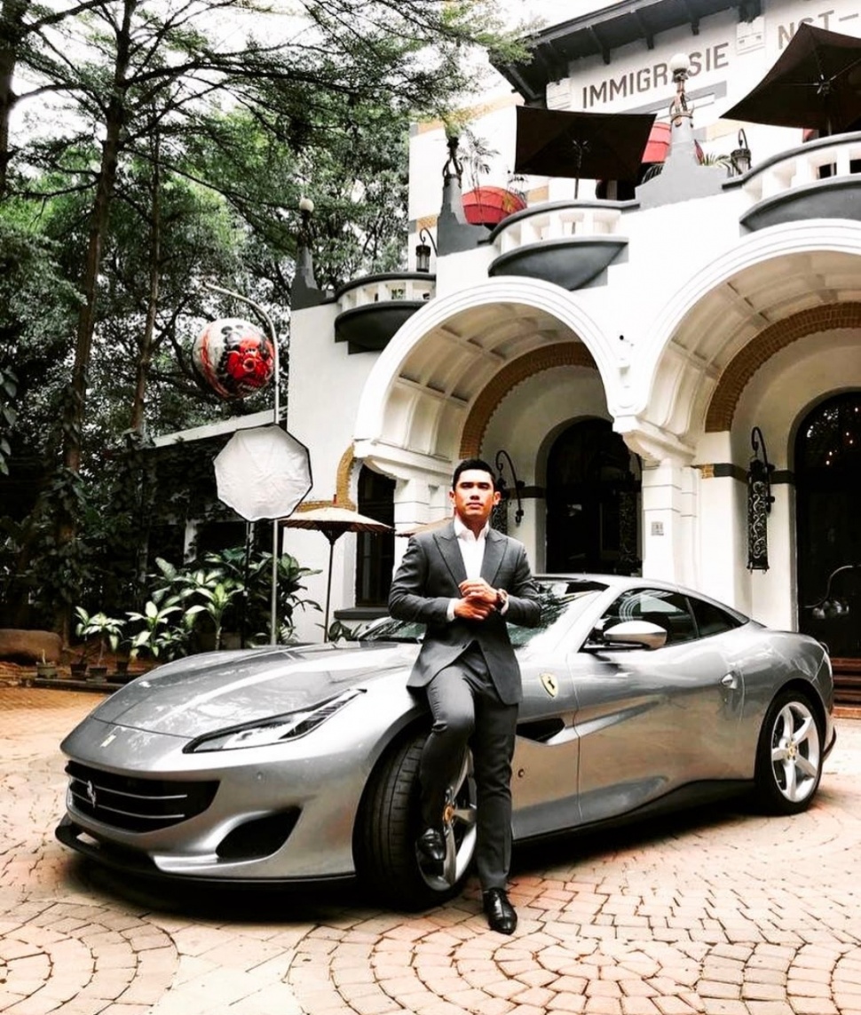 Potret Maulana Indraguna Sutowo dengan Mobil Ferrari (Instagram)