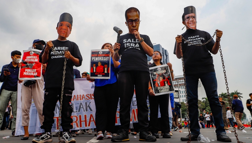 Massa saat menggelar aksi tolak intervensi politik terhadap hakim MK di Patung Kuda, Jakarta, Kamis, (18/4/2024). [Suara.com/Alfian Winanto]