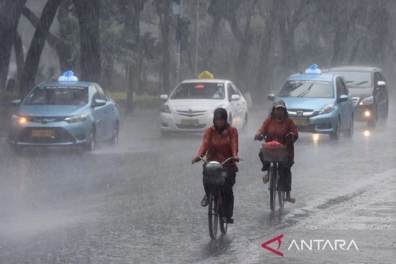 Awan Tak Punya KTP: Modifikasi Cuaca di Tengah Cuaca Ekstrem Jakarta Berbahaya!