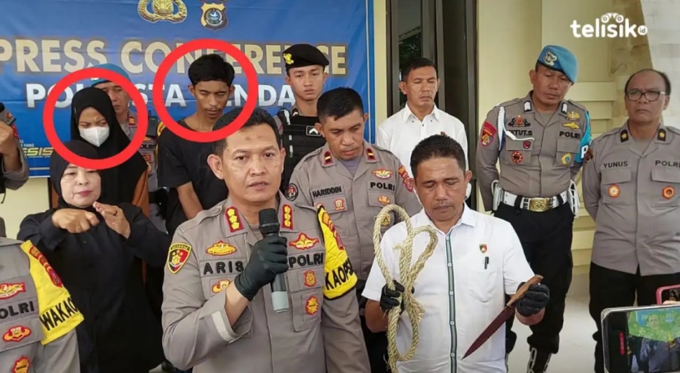 Gelar kasus Menantu bunuh mertua di Kendari. Kapolresta Kendari Kombes Aris Tri Yunarko serta petugas dari kepolisian menunjukan barang bukti untuk menghabisi nyawa Mirna. [Telisik.id]