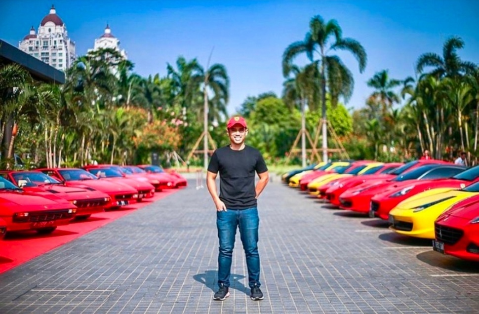 Potret Maulana Indraguna Sutowo dengan Mobil Ferrari (Instagram)