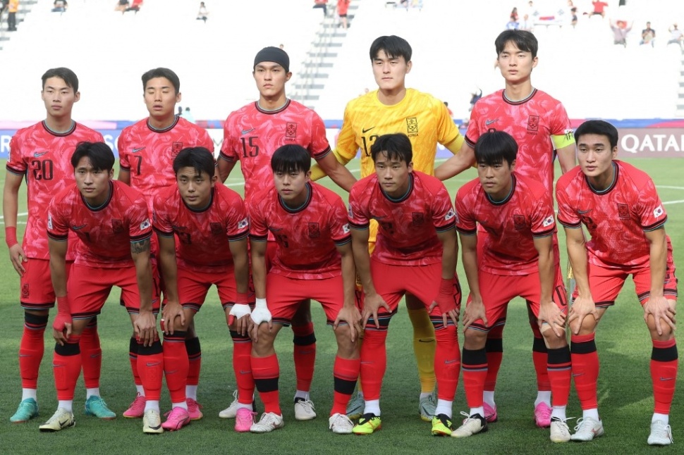 11 pemain Korea Selatan berpose untuk foto grup sebelum dimulainya pertandingan Grup B Piala Asia U23 AFC Qatar 2024 antara Korea dan Jepang di Stadion Jassim Bin Hamad di Doha pada 22 April 2024.KARIM JAAFAR / AFP