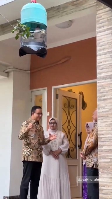 Publik menyoroti selang AC di kediaman Presiden PKS Ahmad Syaikhu yang viral di media sosial. [tangkap layar]