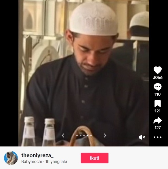 Reza Rahadian di Tanah Suci. 