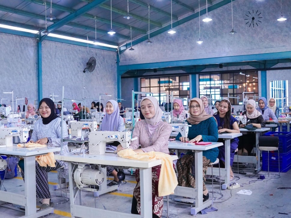 Perempuan pekerja mengenakan kebaya saat bekerja untuk memeringati Hari Kartini yang diperingati setiap 21 April. (Foto: Dok. Istimewa) 