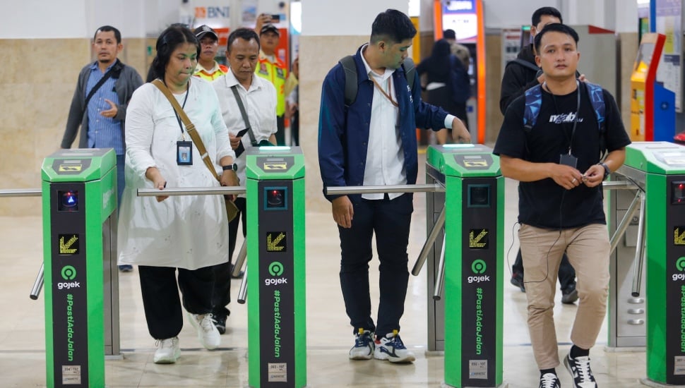 Penumpang memasuki Stasiun Manggarai, Jakarta, Senin (29/4/2024). [Suara.com/Alfian Winanto]