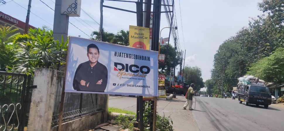 Wilayah di Jawa Tengah 'dibanjiri' baliho hingga billboard yang menampilkan foto Bupati Kendal Dico Ganinduto. [Istimewa]