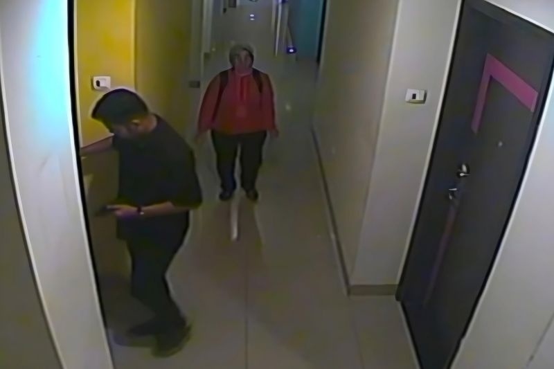 Tangkapan layar rekaman CCTV saat terduga pelaku berinisial AARN (baju hitam) bersama RM (baju pink) memasuki hotel. ANTARA