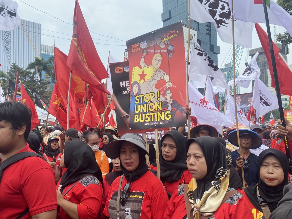 Aksi KASBI dalam Peringatan Hari Buruh Internasional yang digelar di Kawasan Patung Kuda, Jalan Medan Merdeka, Jakarta, Rabu (1/5/2024). [Suara.com/Faqih]