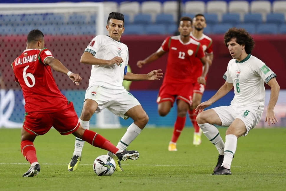 Gelandang Oman Ahmed al-Khamisi (Kiri) ditandai oleh gelandang Irak Amjed Attwan (tengah) dan bek Irak Muntadher Mohammed selama pertandingan sepak bola grup A Piala Arab FIFA 2021 antara Irak dan Oman di Stadion Al-Janoub di kota Al, Qatar -Wakrah pada tanggal 30 November 2021.JACK GUEZ / AFP