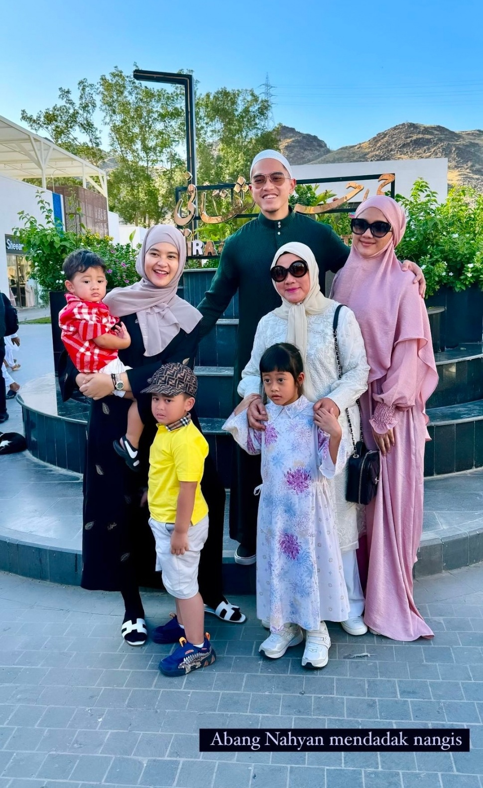 Foto Keluarga Jokowi Saat Umroh, Panembahan Al Nahyan Pakai Outfit Branded (Instagram)