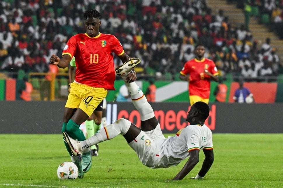 Gelandang Guinea Ilaix Moriba (Kiri) berebut bola dengan bek Senegal Abdoulaye Seck selama pertandingan sepak bola grup C Piala Afrika (CAN) 2024 antara Guinea dan Senegal di Stade Charles Konan Banny di Yamoussoukro pada 23 Januari 2024 .Issouf SANOGO / AFP