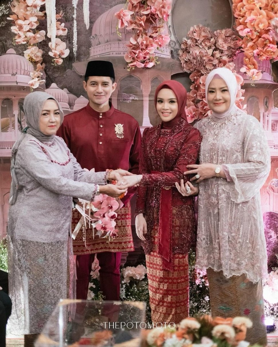 Chand Kelvin tunangan dengan Dea Sahirah. [Instagram]