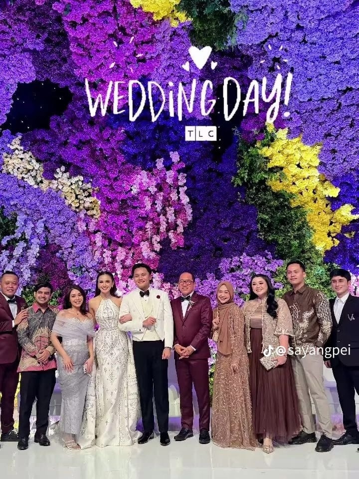 Ria Ricis hadir di pernikahan Rizky Febian dan Mahalini. (TikTok/@sayangpei)