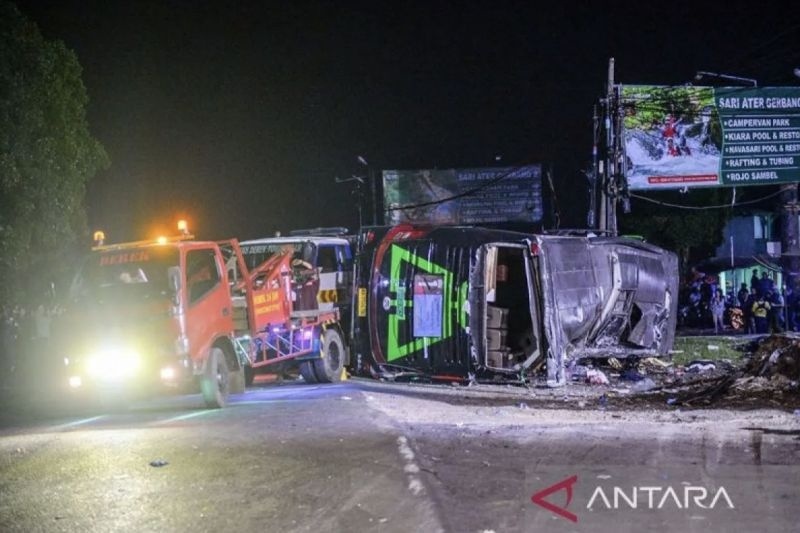 Mobil derek berusaha mengevakuasi bus yang terlibat kecelakaan di Desa Pelasari, Kecamatan Ciater, Kabupaten Subang, Jawa Barat, Sabtu (11/5/2024) malam. ANTARA FOTO/Raisan Al Farisi 