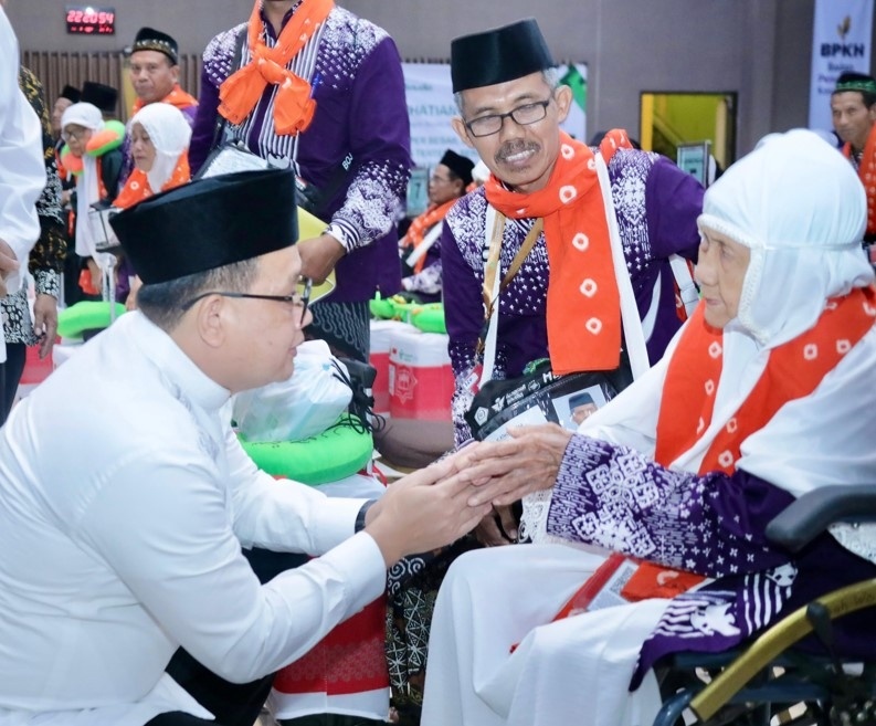 Penjabat (Pj) Gubernur Jawa Timur (Jatim), Adhy Karyono melepas 366 orang Jamaah Haji Kloter Pertama Embarkasi Surabaya Tahun 1445 H / 2024 M Kabupaten Bojonegoro dan 5 orang petugas di Gedung Muzdalifah Asrama Haji Sukolilo, Surabaya, Sabtu, (11/5/2024) malam. (Dok: Pemprov Jatim)