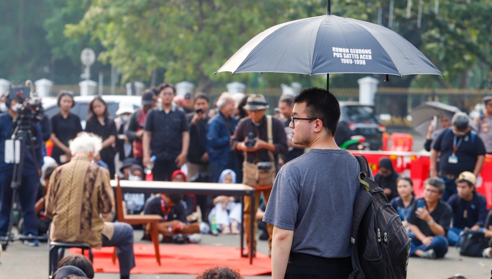 Sejumlah aktivis dan mahasiswa saat melakukan Aksi Kamisan ke-815 di sebrang Istana Negara, Jakarta, Kamis (16/5/2024). [Suara.com/Alfian Winanto]