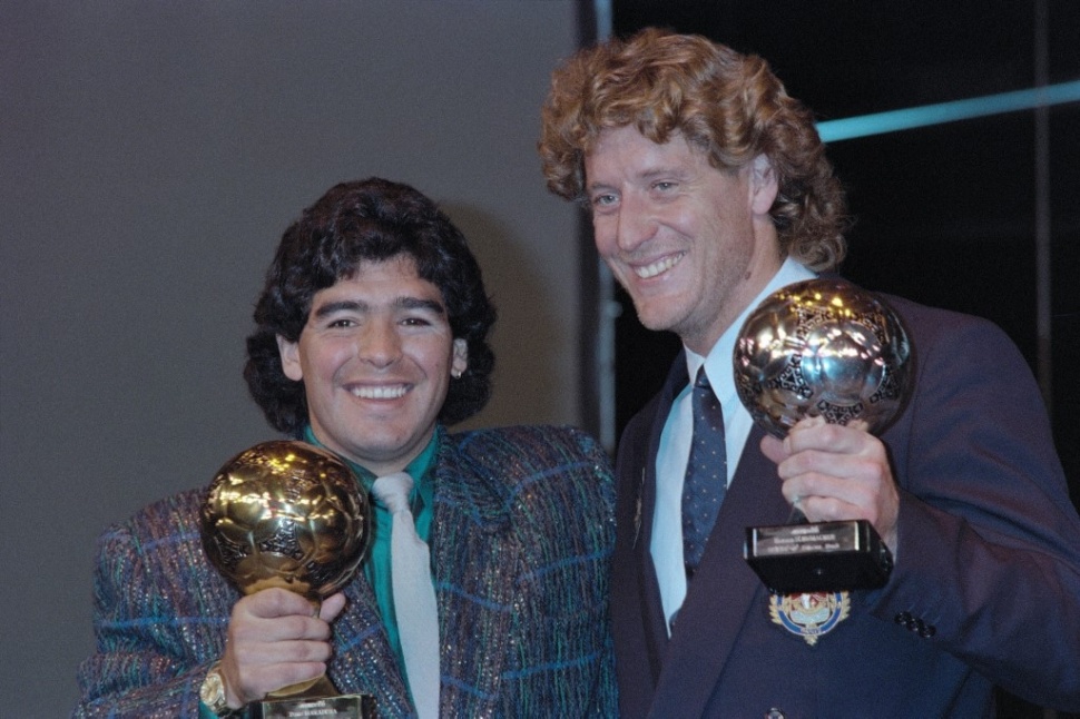 Diego Maradona berpose dengan Bola Emas bersama Harald Schumacher yang menerima Bola Perak di Lido di Paris pada 13 November 1986. Kedua pemain tersebut diberikan penghargaan setelah Piala Dunia FIFA 1986. Penghargaan Bola Emas diberikan kepada pemain terbaik di setiap putaran final Piala Dunia FIFA.Pascal GEORGE / AFP