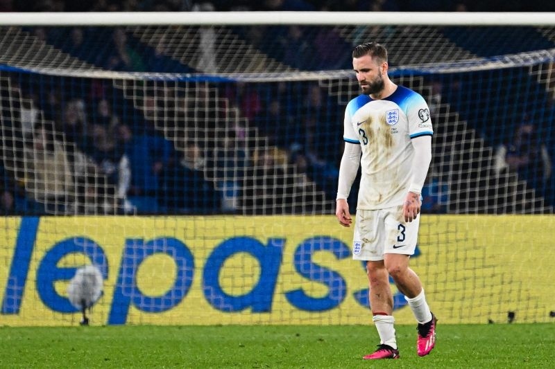 Pemain Timnas Inggris Luke Shaw berjalan lesu usai pertandingan. (AFP/ALBERTO PIZZOLI)