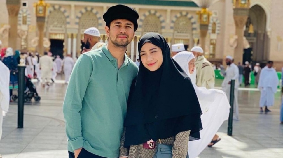 Raffi Ahmad dan Nagita Slavina di Tanah Suci. (Instagram/raffinagita1717)