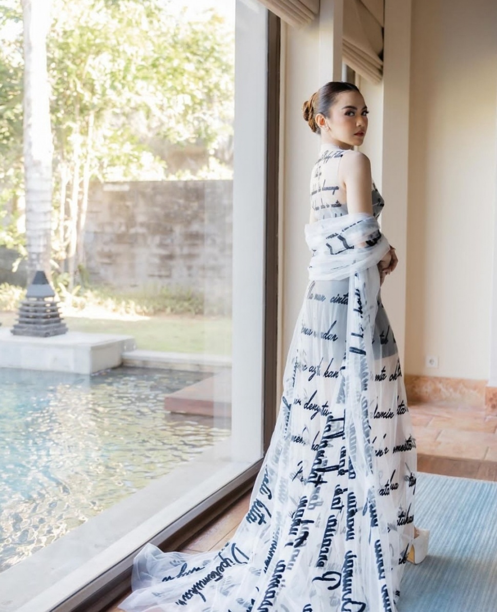 Bridal Robe Unik Mahalini Dilengkapi Bordir Lirik Lagu 'Satu Tuju' (Instagram/Monica Ivena)