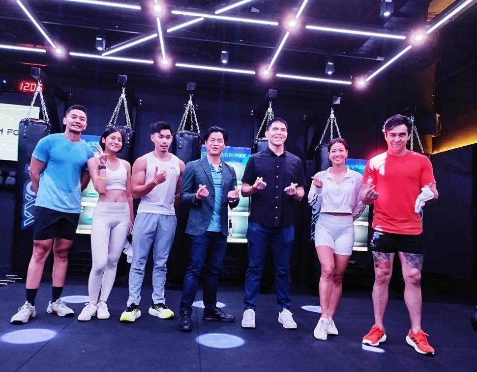 Pendiri Octagon Foxx, Ken Mok dan Jerry Mulyadi bersama Karenina Sunny dan pegiat olahraga lainnya saat grand opening Octagon Foxx, Jakarta, Sabtu (18/5/2024). (Foto: Suara.com/Ririn Indriani)