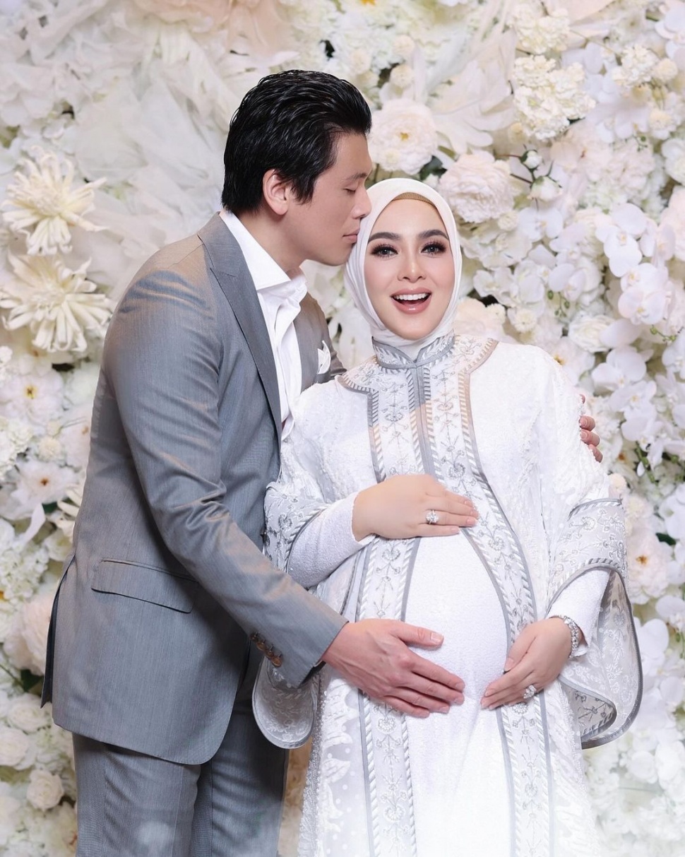 Syahrini dan Reino Barack akhirnya mengumumkan kabar kehamilan. Syahrini dan Reino kompak mengunggah foto babybump di akun Instagram masing-masing. [Instagram]