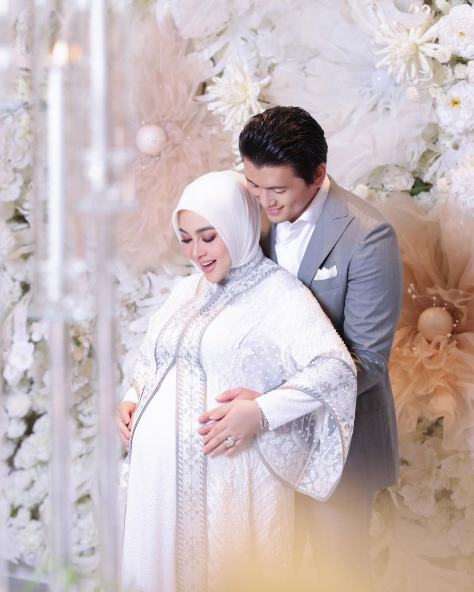 Syahrini dan Reino Barack akhirnya mengumumkan kabar kehamilan. Syahrini dan Reino kompak mengunggah foto babybump di akun Instagram masing-masing. [Instagram]