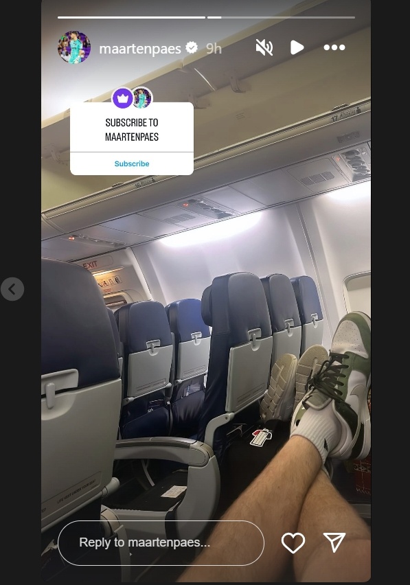 Maarten Paes pamer dirinya sedang berada di pesawat. (Instagram/@maartenpaes)