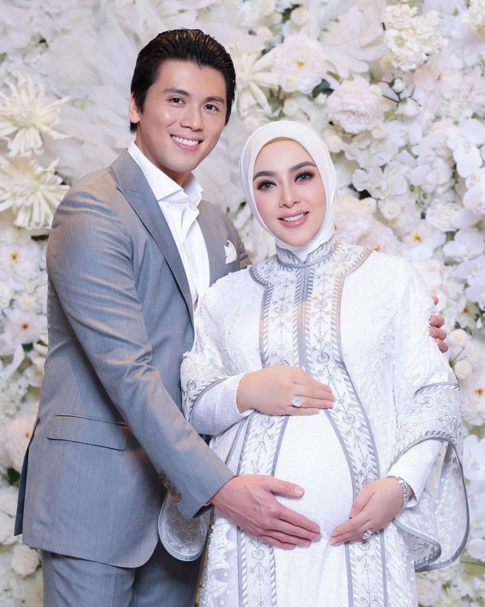 Syahrini dan Reino Barack akhirnya mengumumkan kabar kehamilan. Syahrini dan Reino kompak mengunggah foto babybump di akun Instagram masing-masing. [Instagram]