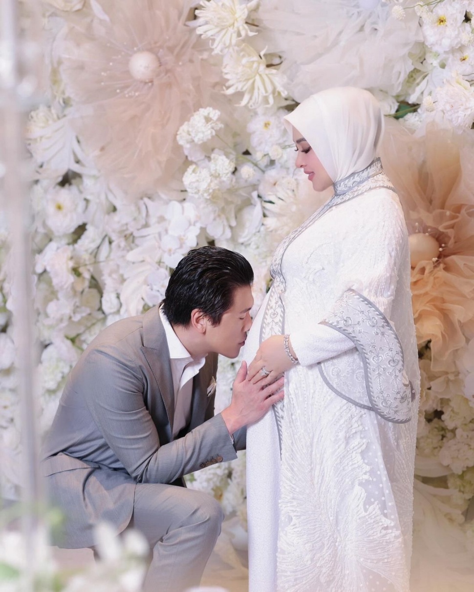 Syahrini dan Reino Barack akhirnya mengumumkan kabar kehamilan. Syahrini dan Reino kompak mengunggah foto babybump di akun Instagram masing-masing. [Instagram]