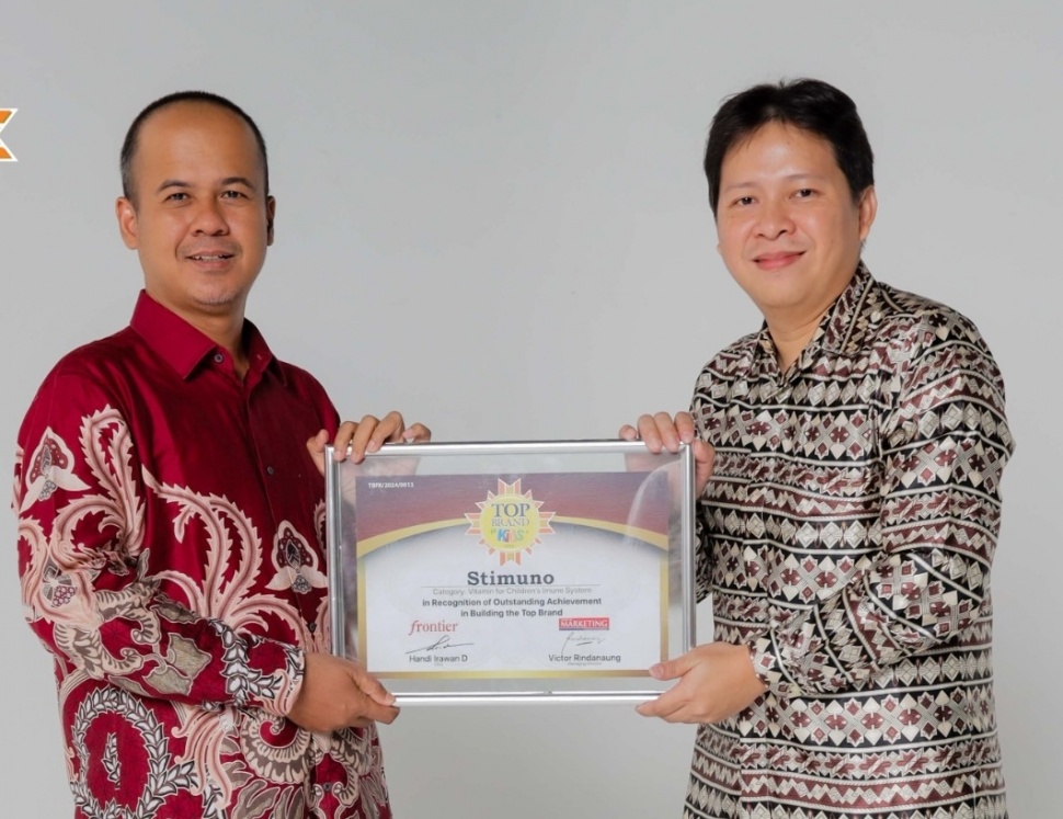 Stimuno dari PT Dexa Medica meraih penghargaan Top Brand For Kids ke-14 kalinya. Penghargaan ini diserahkan secara langsung oleh Direktur Riset Frontier Group, Apipudin Apip kepada Brand Senior Manager CHD, Marcel Marius pada Selasa, 14 Mei 2023, di Jakarta. (Foto: Dok. Dexa Medica)