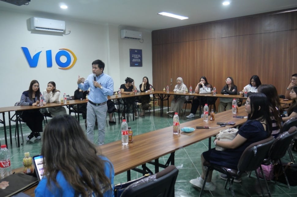 Pendiri VIO Optical Clinic, Andri Agus Syah, OD, FPCO, FAAO, FIALVS, saat memberi pembelajaran kepada mahasiswa Centro Escular University, Filipina, yang mendalami pengetahuan di bidang optometri. (Foto: dok. pribadi)