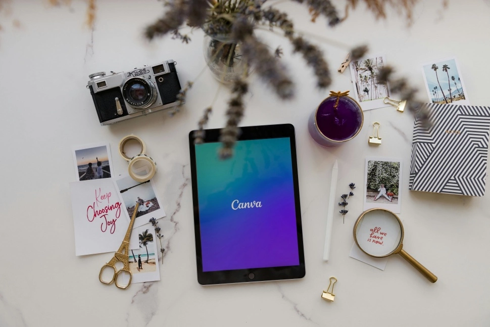 Tampilan Canva studio dengan editor desain visual lengkap untuk konten sosmed aesthetic