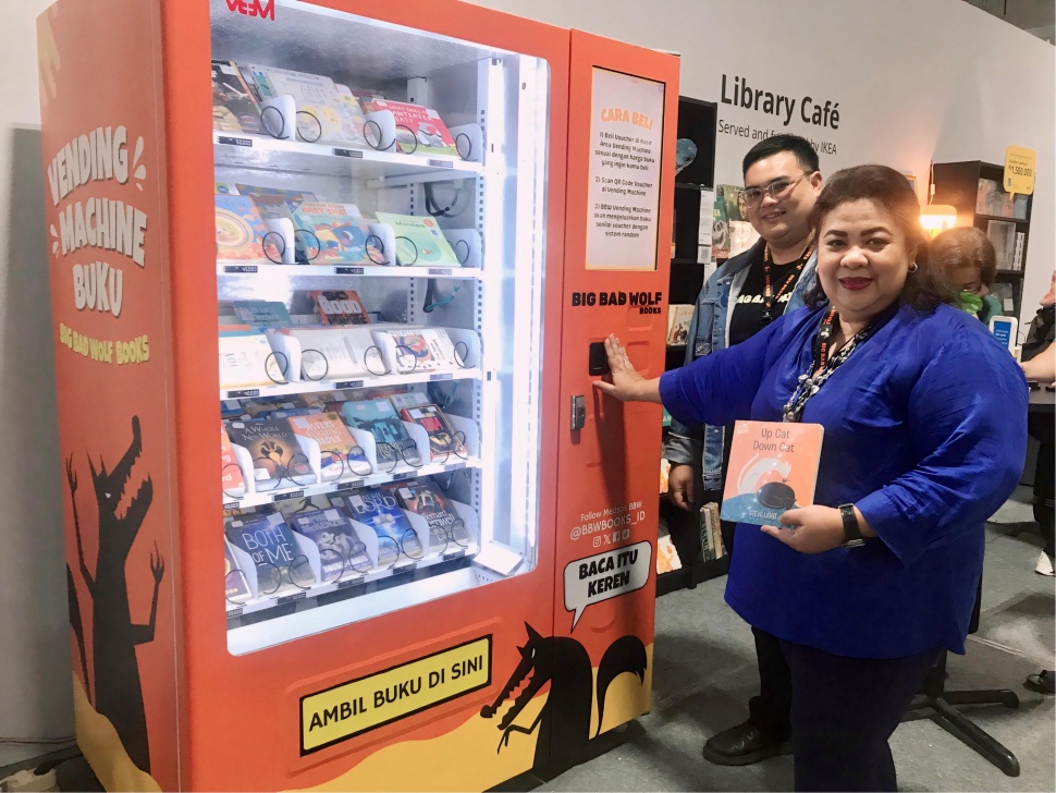 Big Bad Wolf Books 2024 di Bandung menghadirkan Vending Machine Buku. Dengan afasilitas ini pengunjung bisa memiliki pilihan buku hanya dengan menekan tombol, koleksi buku-buku berbahasa Korea yang sedang populer. (Foto: Istimewa)