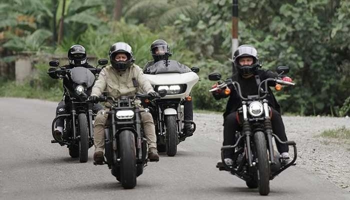 Motor gede yang digunakan The Dudas Minus One saat touring di Langkat, Sumatera Utara, tidak menggunakan pelat nomor di depan. [Instagram/@raffinagita1717]