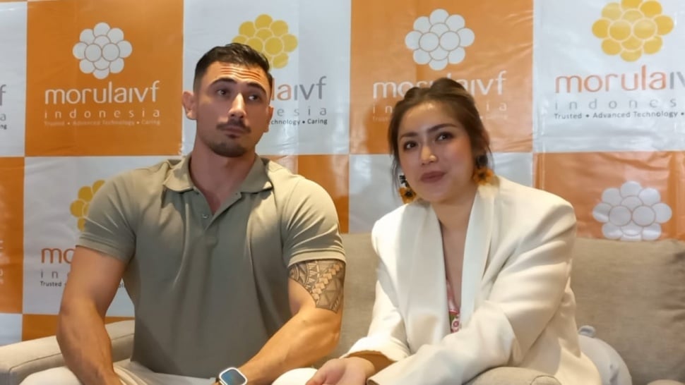 Jessica Iskandar dan Vincent Verhaag saat menggelar konferensi pers di kawasan Menteng, Jakarta Pusat, Senin (27/5/2024) [Suara.com/Tiara Rosana].