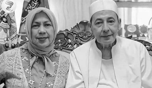 Habib Muhammad Luthfi bin Yahya dan istrinya Syarifah Salma binti Hasyim bin Yahya. [Dok Ist]